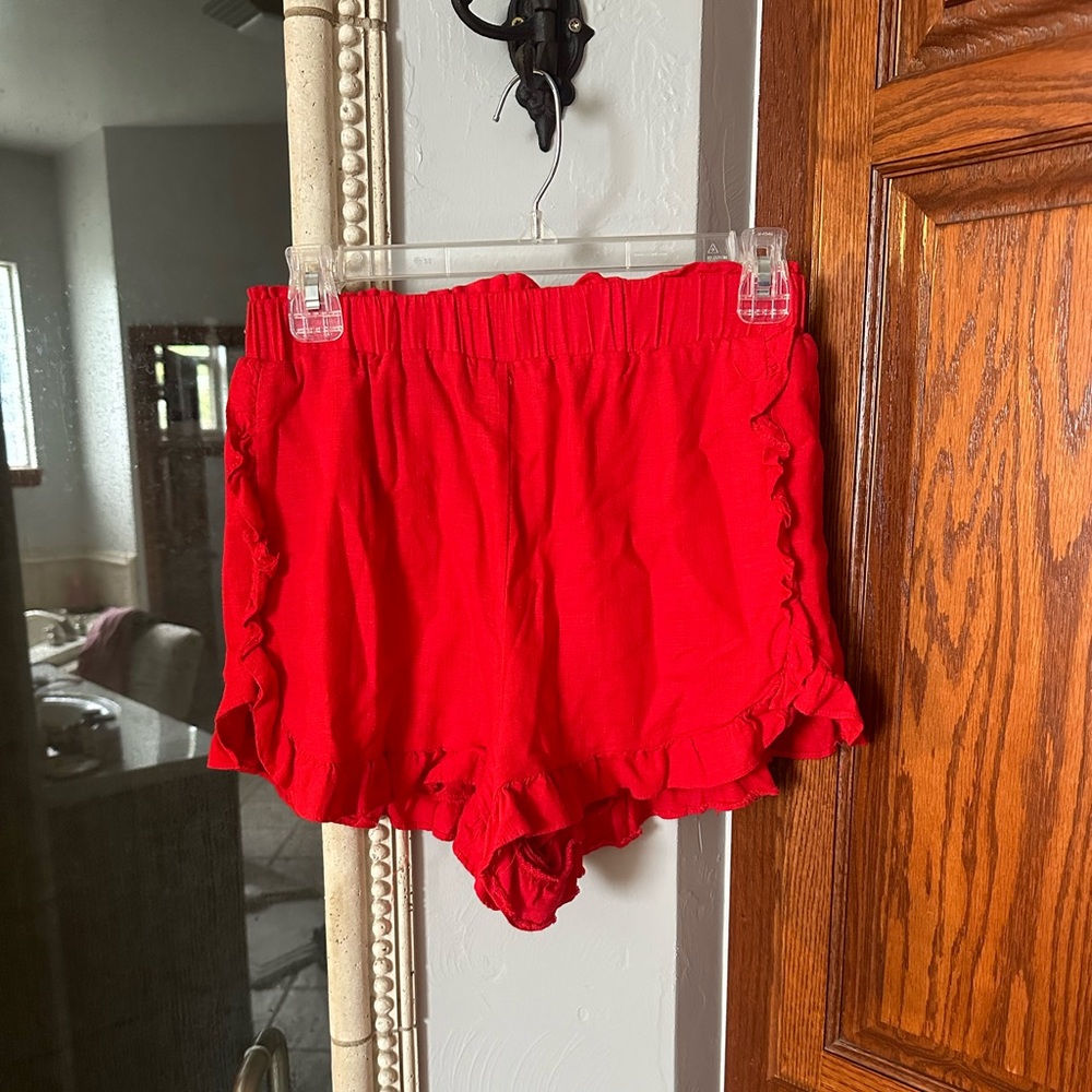 Red ruffle shorts with elastic band and pockets
